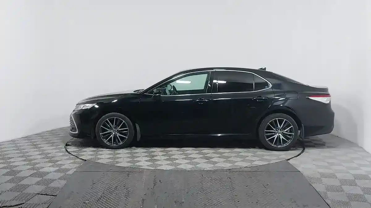 Toyota Camry 2021 года за 16 200 000 тг. в Астана