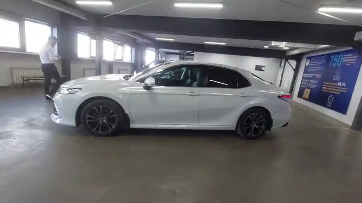 Toyota Camry 2021 года за 14 000 000 тг. в Астана