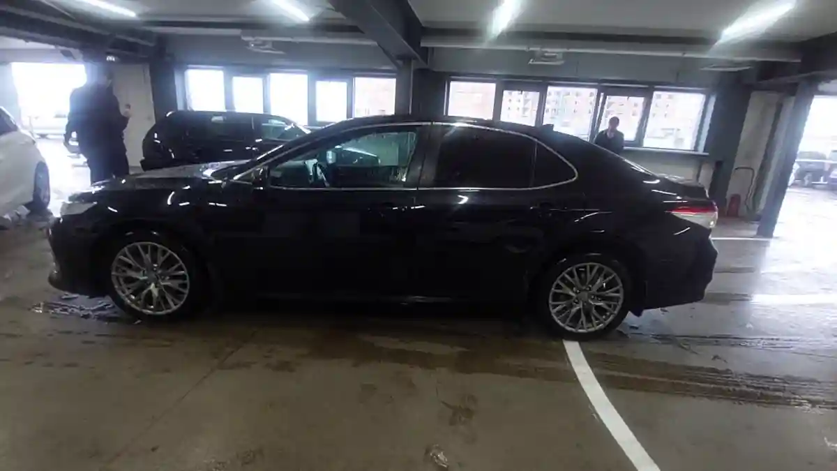 Toyota Camry 2021 года за 14 800 000 тг. в Астана