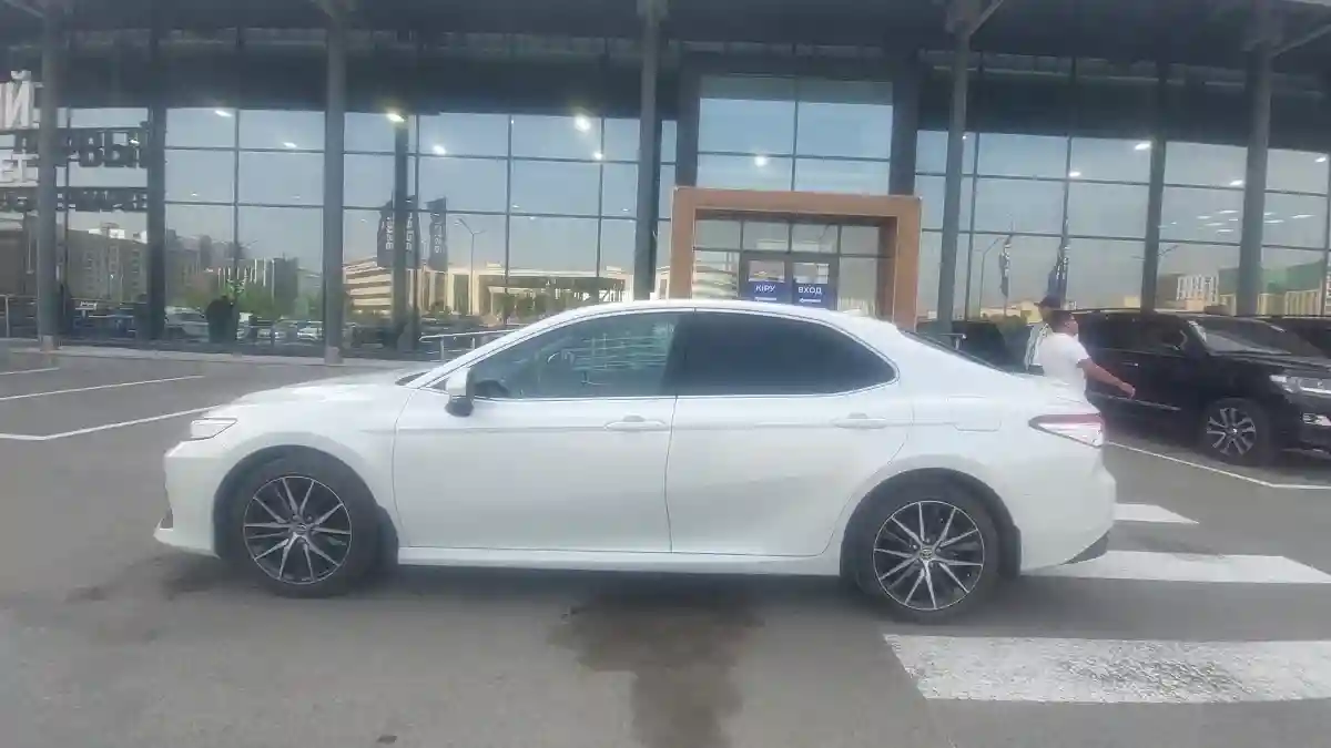 Toyota Camry 2021 года за 19 000 000 тг. в Астана