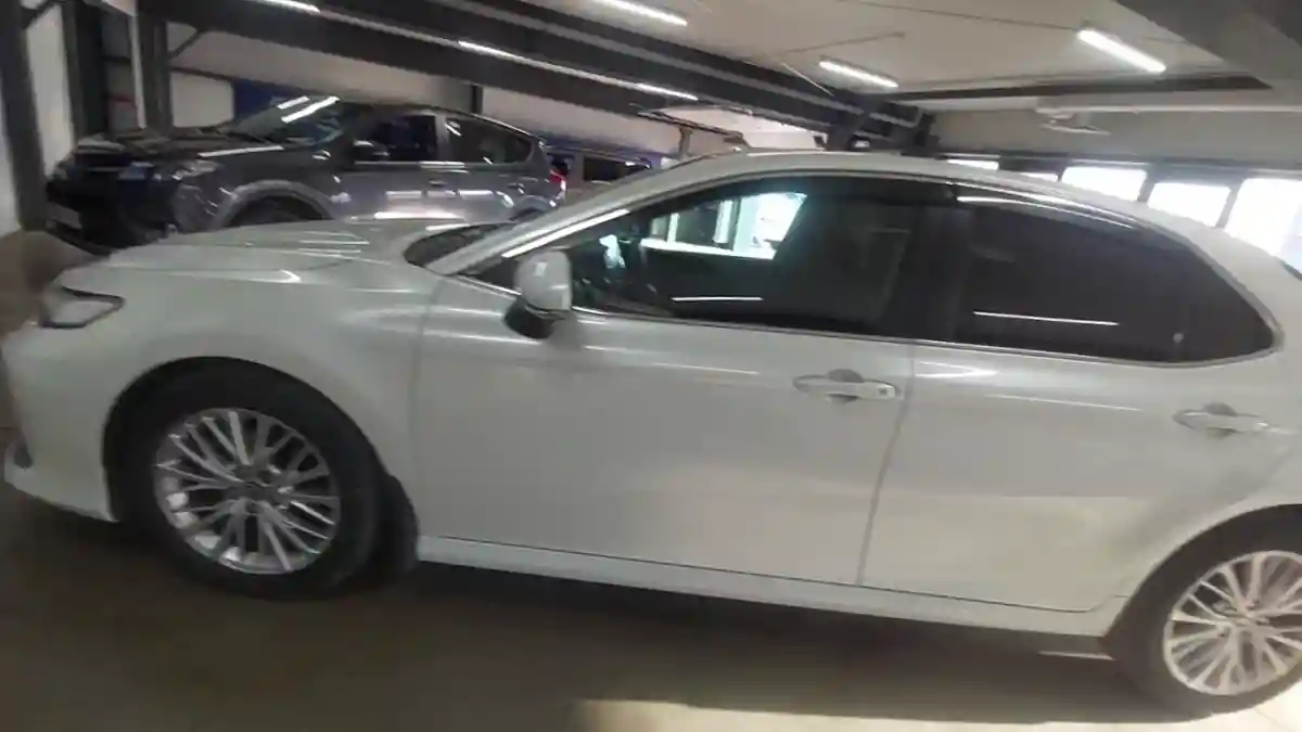 Toyota Camry 2021 года за 14 000 000 тг. в Астана