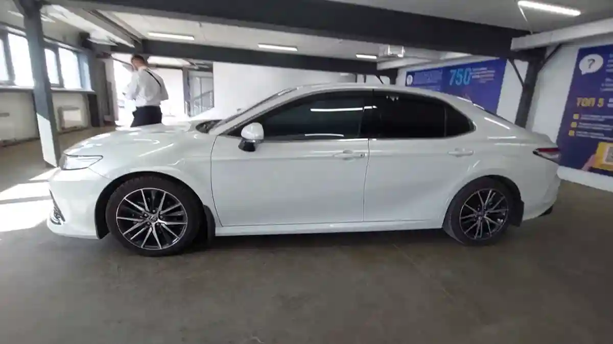 Toyota Camry 2021 года за 17 000 000 тг. в Астана