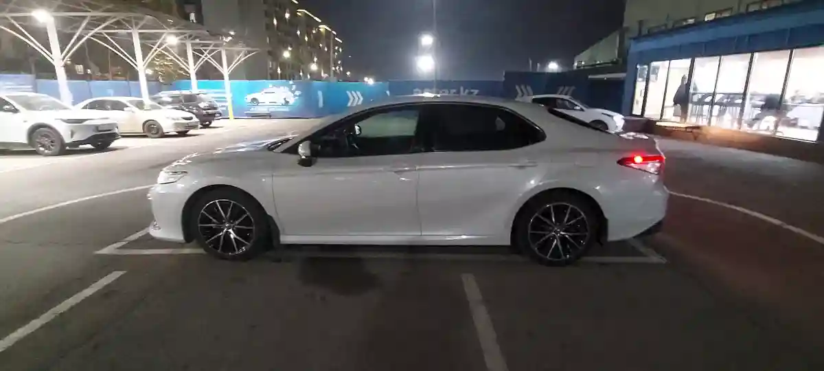 Toyota Camry 2021 года за 15 000 000 тг. в Алматы