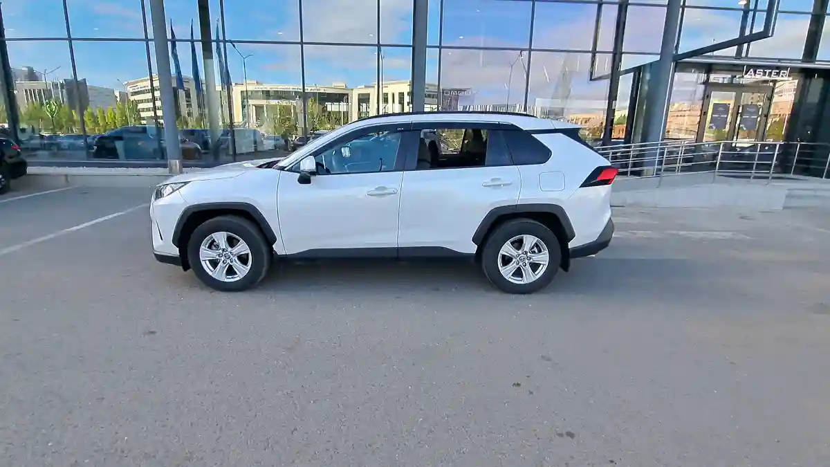 Toyota RAV4 2021 года за 18 316 000 тг. в Астана