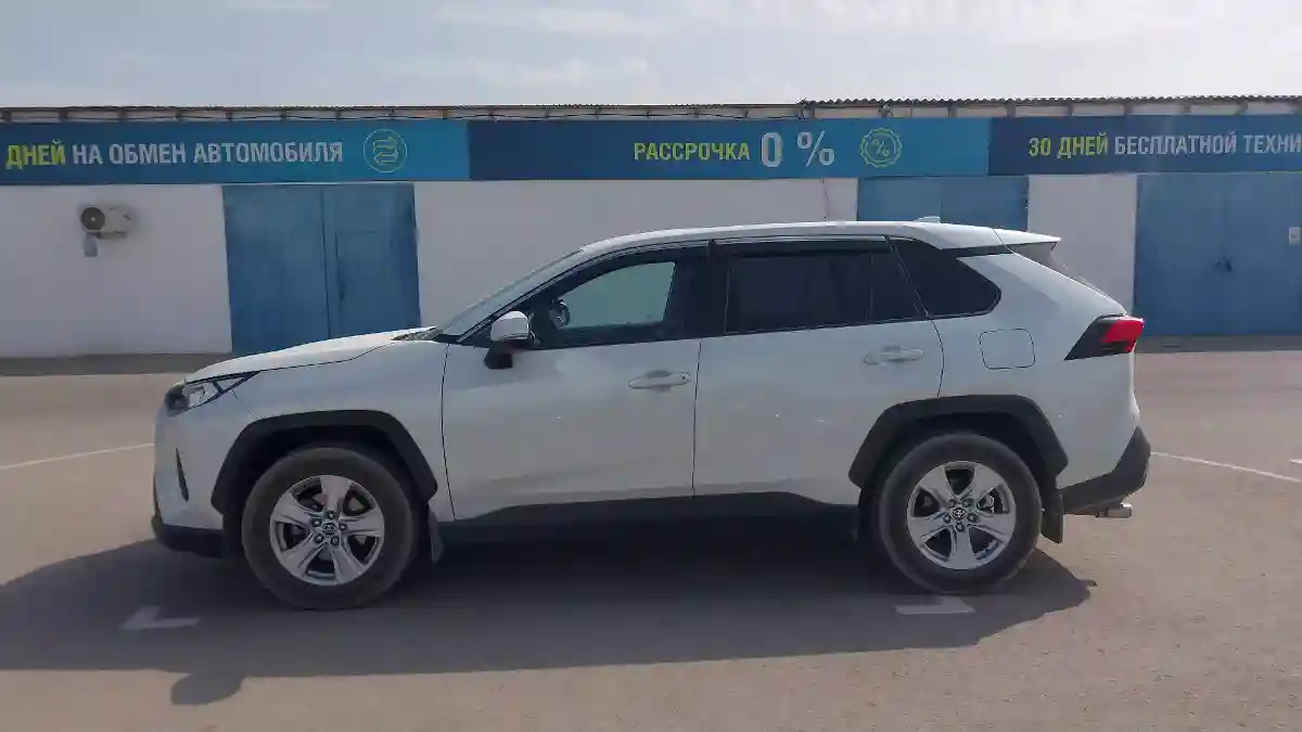 Toyota RAV4 2021 года за 17 000 000 тг. в Актау
