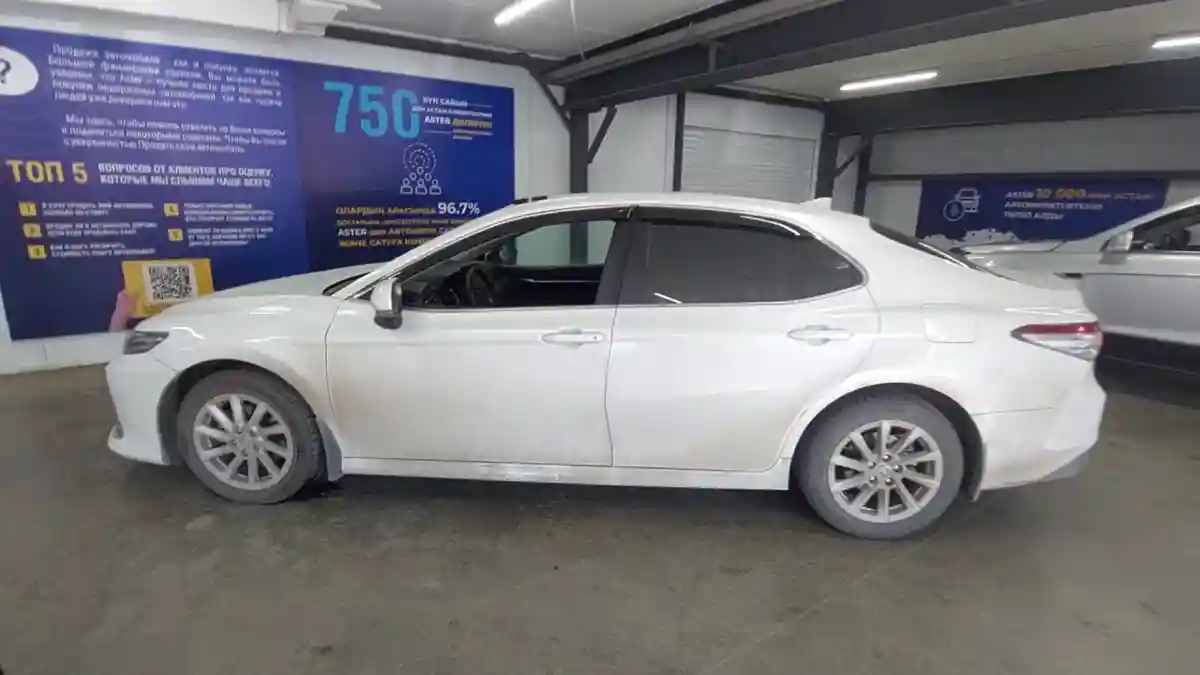 Toyota Camry 2021 года за 13 500 000 тг. в Астана