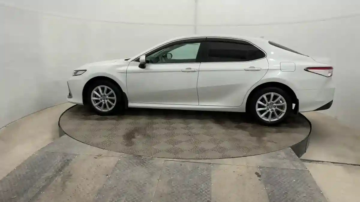Toyota Camry 2021 года за 13 790 000 тг. в Актобе