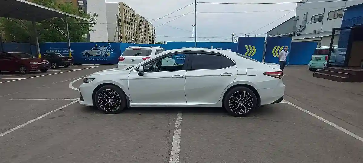 Toyota Camry 2021 года за 13 000 000 тг. в Алматы