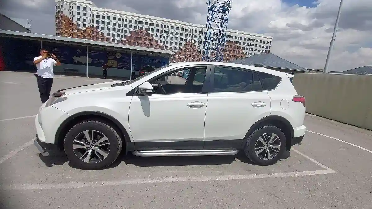 Toyota RAV4 2017 года за 13 000 000 тг. в Шымкент