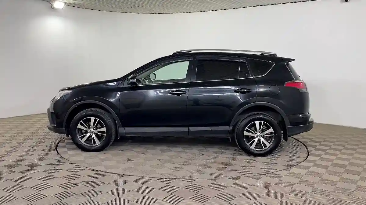 Toyota RAV4 2018 года за 10 590 000 тг. в Шымкент