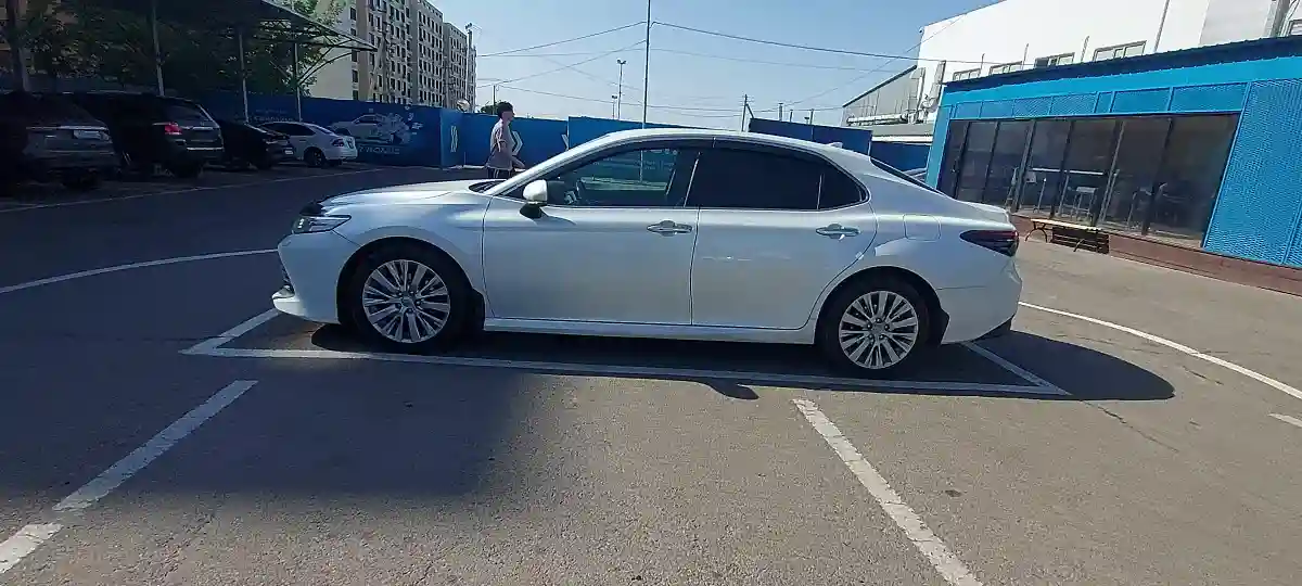 Toyota Camry 2018 года за 14 000 000 тг. в Алматы