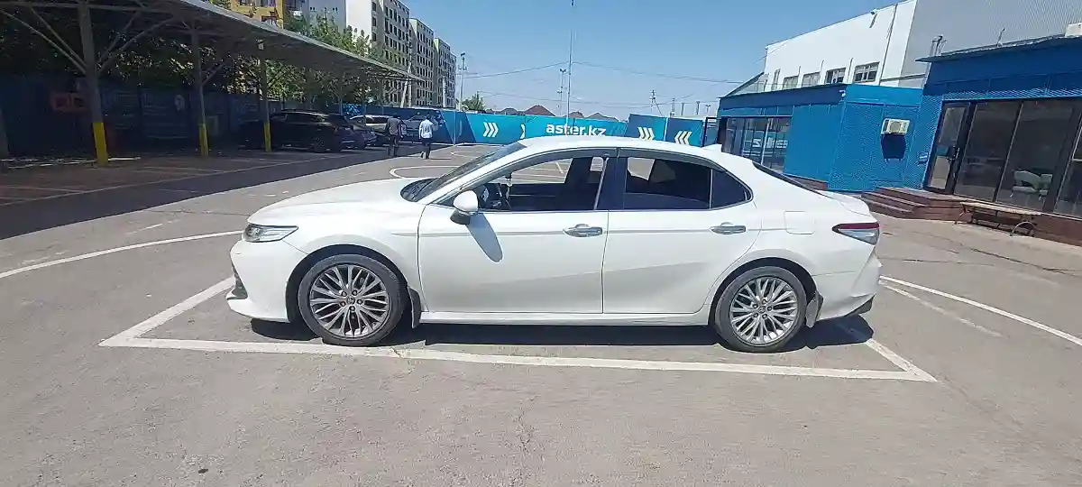 Toyota Camry 2020 года за 13 500 000 тг. в Алматы