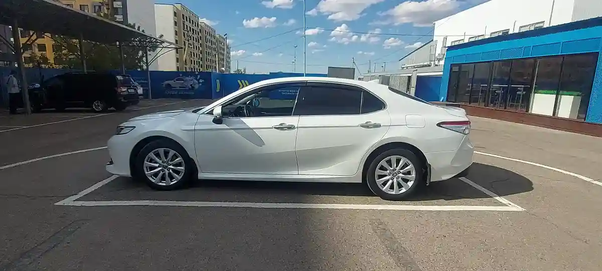 Toyota Camry 2021 года за 13 000 000 тг. в Алматы