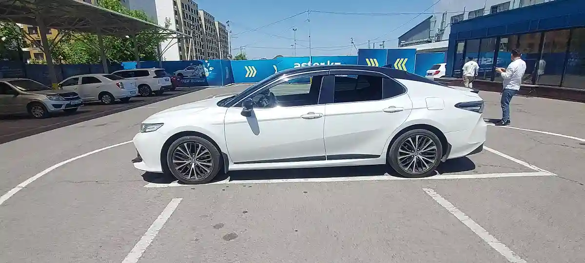 Toyota Camry 2020 года за 15 000 000 тг. в Алматы