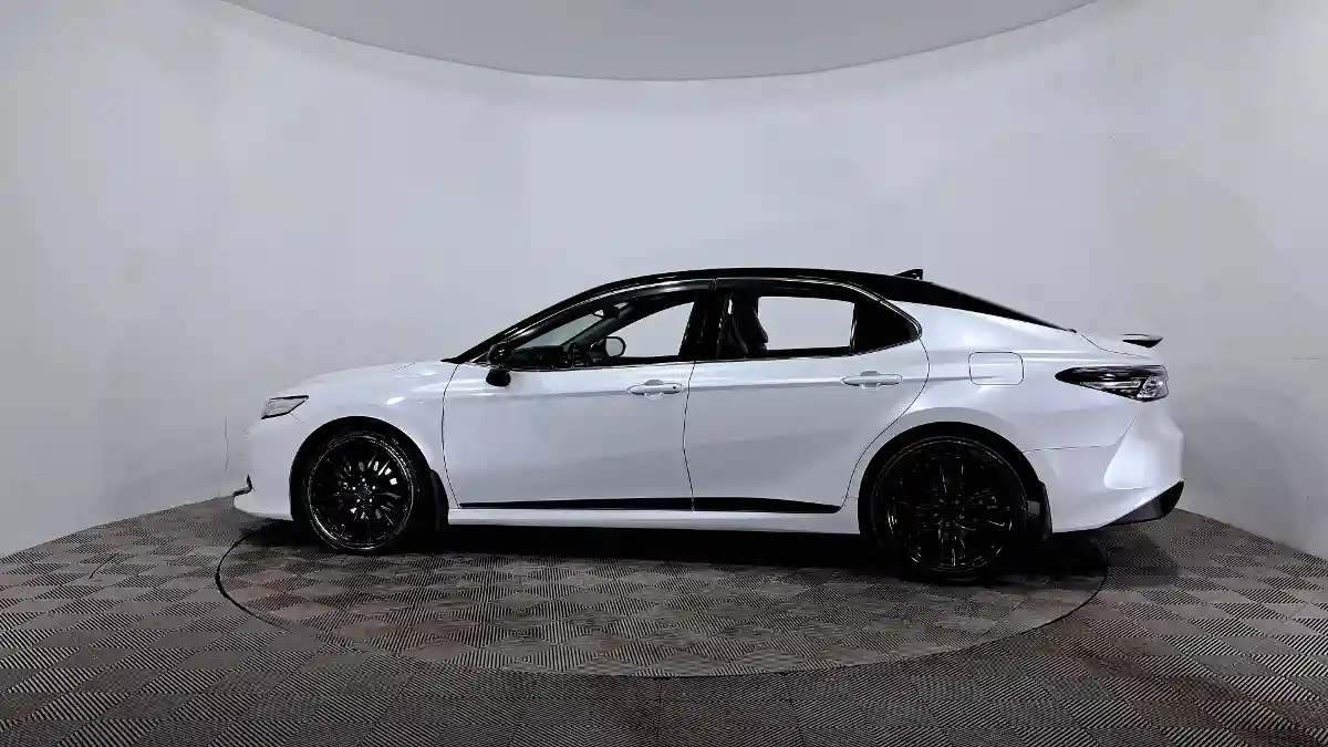 Toyota Camry 2021 года за 14 590 000 тг. в Астана