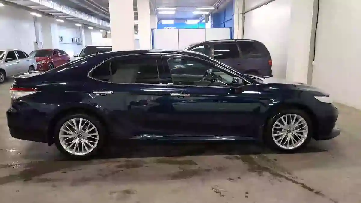 Toyota Camry 2019 года за 14 390 000 тг. в Астана