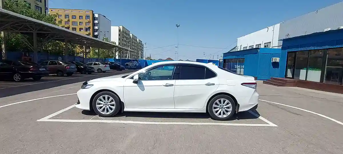 Toyota Camry 2020 года за 13 500 000 тг. в Алматы