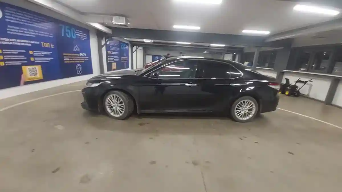 Toyota Camry 2021 года за 14 000 000 тг. в Астана