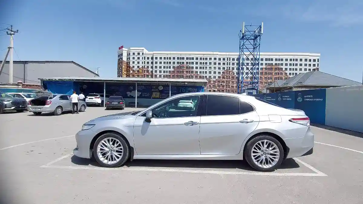 Toyota Camry 2018 года за 14 000 000 тг. в Шымкент