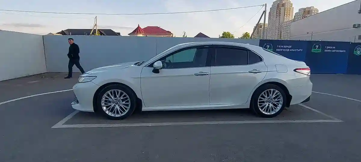 Toyota Camry 2018 года за 15 790 000 тг. в Шымкент