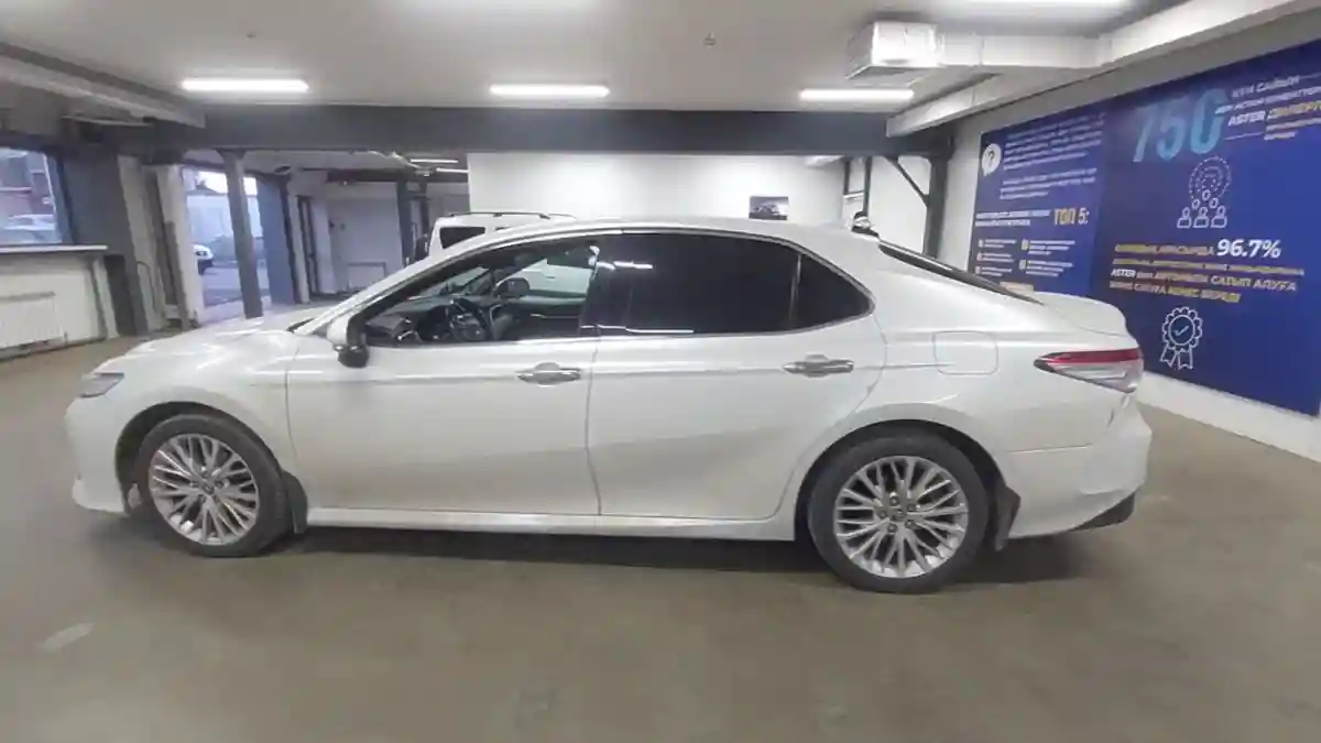 Toyota Camry 2018 года за 13 500 000 тг. в Астана