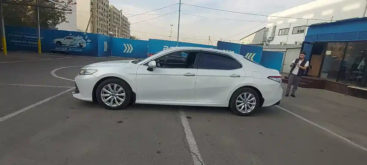Toyota Camry 2019 года за 13 000 000 тг. в Алматы
