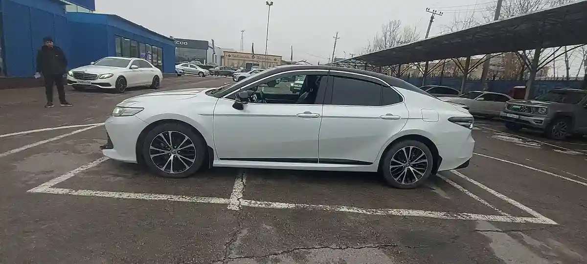 Toyota Camry 2020 года за 14 000 000 тг. в Алматы