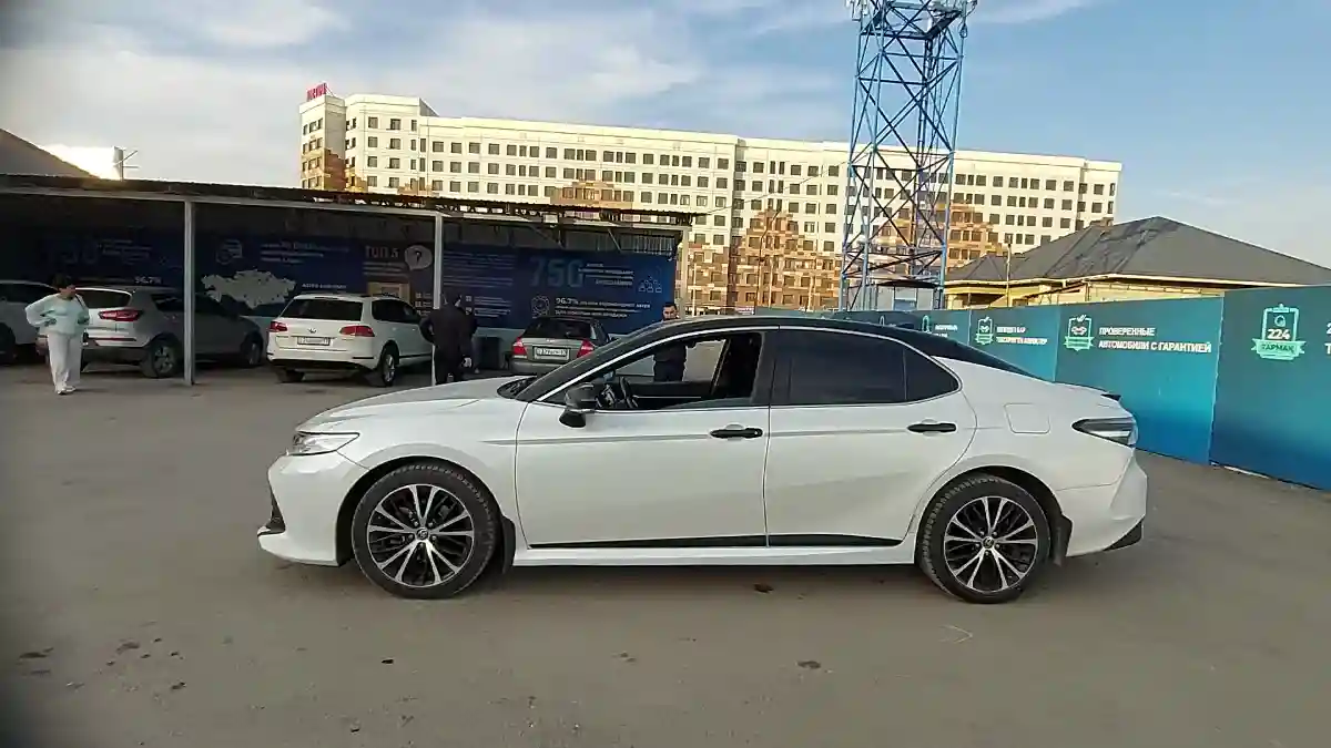 Toyota Camry 2020 года за 15 500 000 тг. в Шымкент