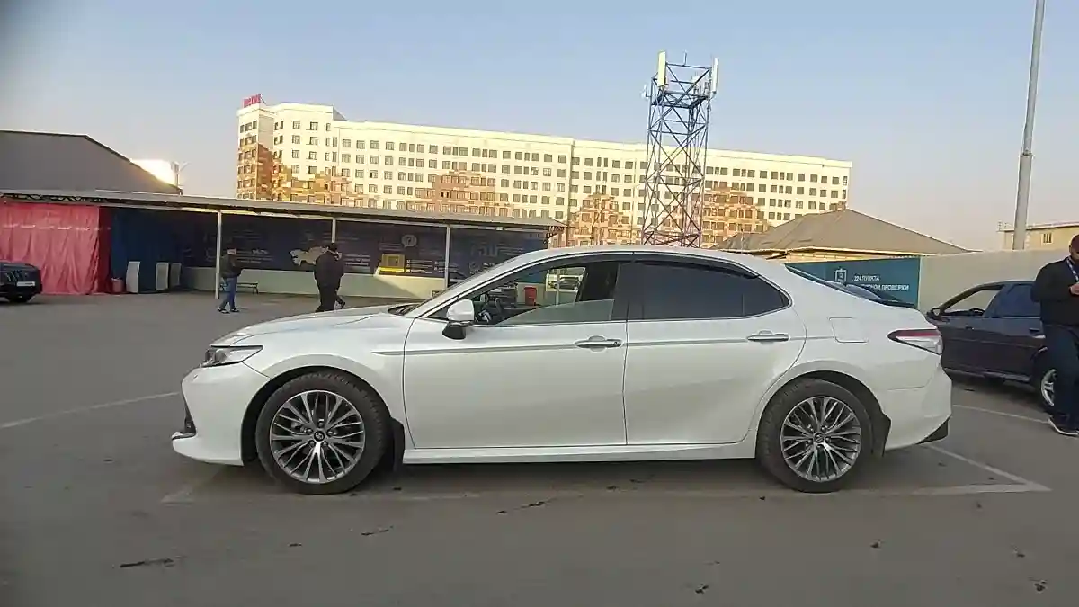Toyota Camry 2019 года за 13 200 000 тг. в Шымкент
