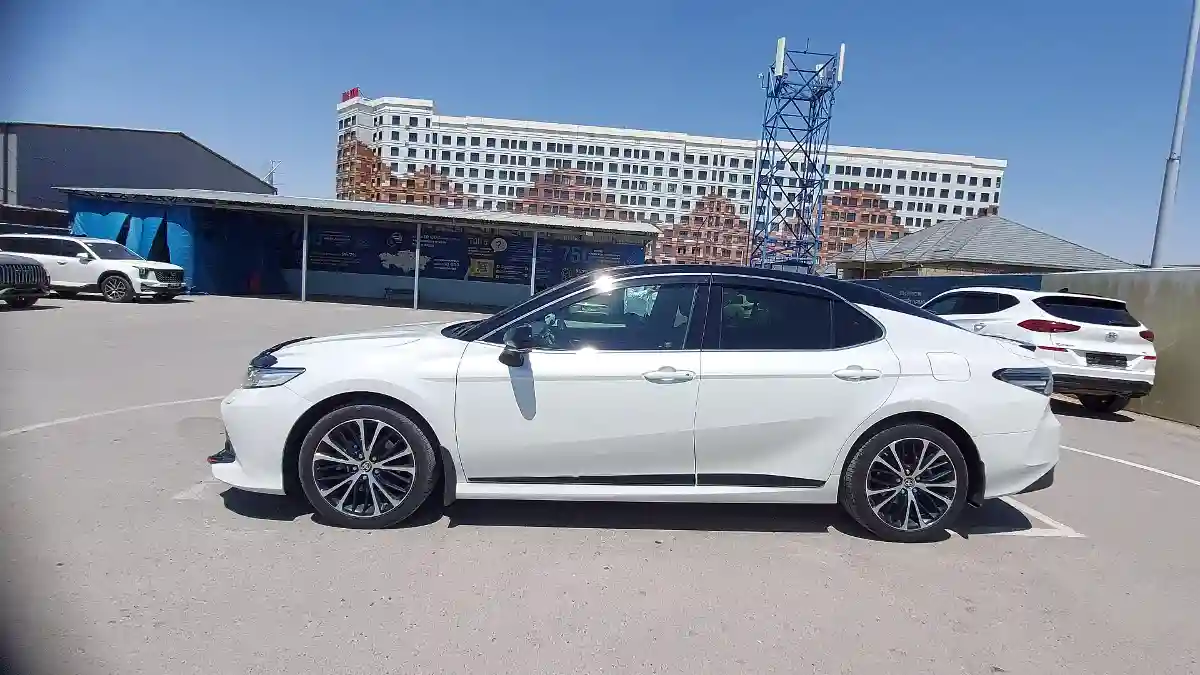 Toyota Camry 2021 года за 13 500 000 тг. в Шымкент