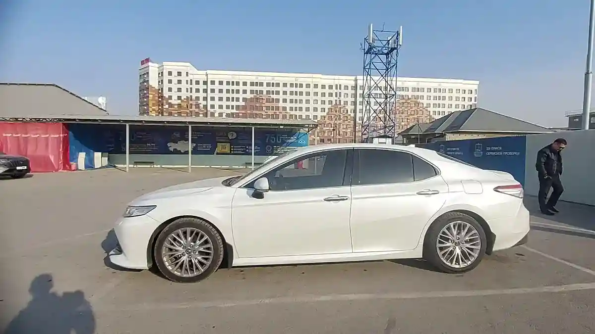 Toyota Camry 2018 года за 14 000 000 тг. в Шымкент