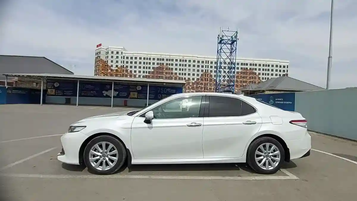 Toyota Camry 2021 года за 14 100 000 тг. в Шымкент