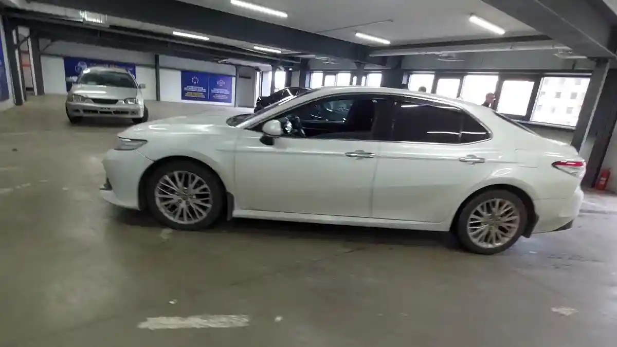 Toyota Camry 2019 года за 13 500 000 тг. в Астана