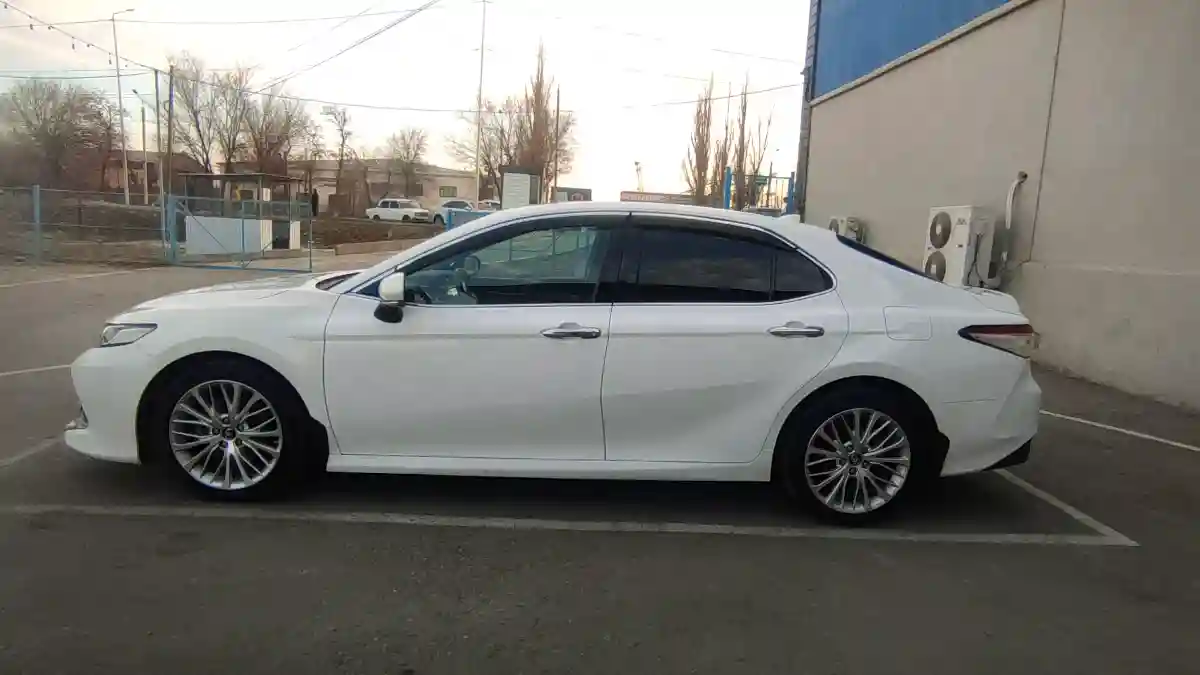 Toyota Camry 2018 года за 13 100 000 тг. в Тараз