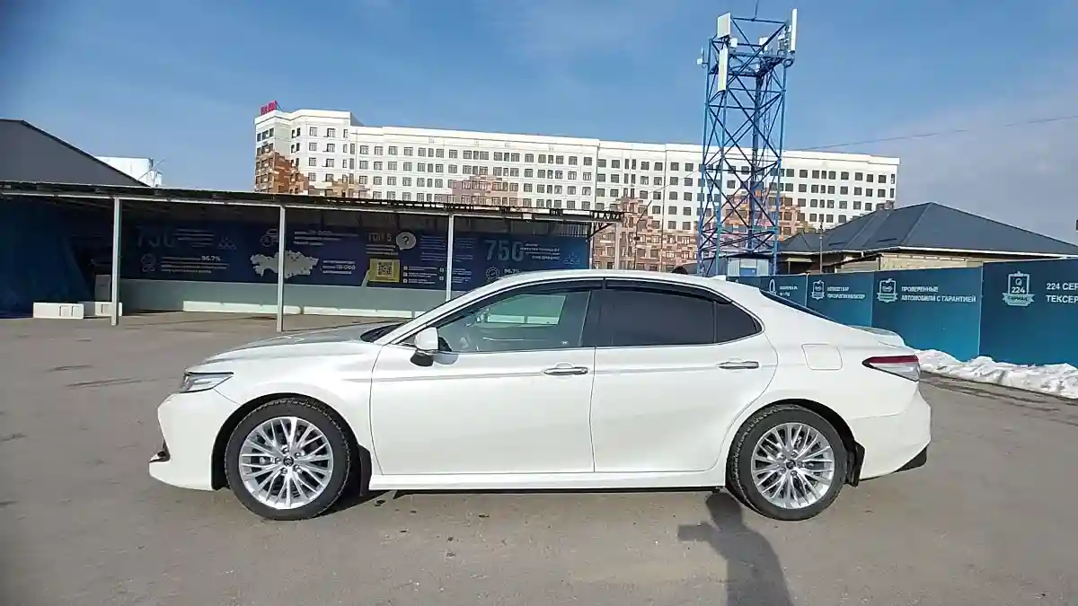 Toyota Camry 2019 года за 14 000 000 тг. в Шымкент