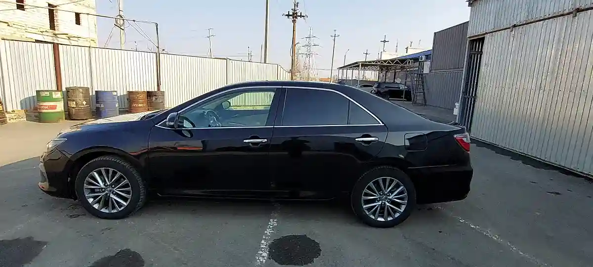 Toyota Camry 2017 года за 12 500 000 тг. в Атырау