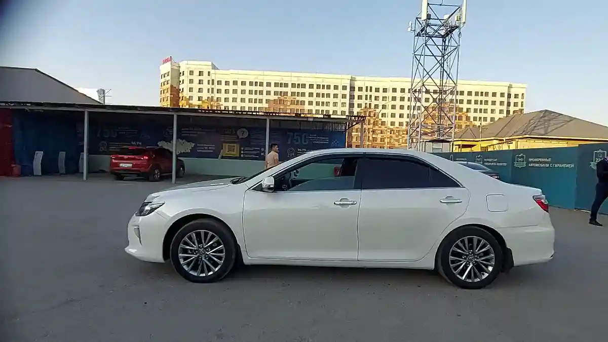 Toyota Camry 2017 года за 13 500 000 тг. в Шымкент