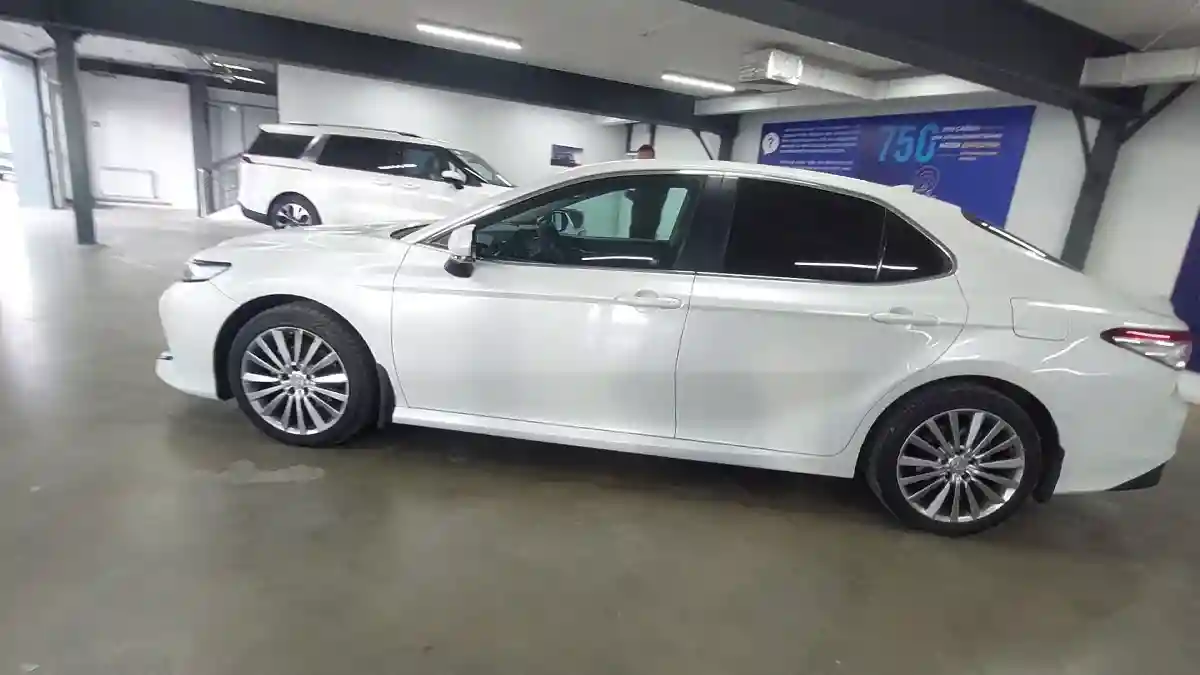 Toyota Camry 2021 года за 14 000 000 тг. в Астана