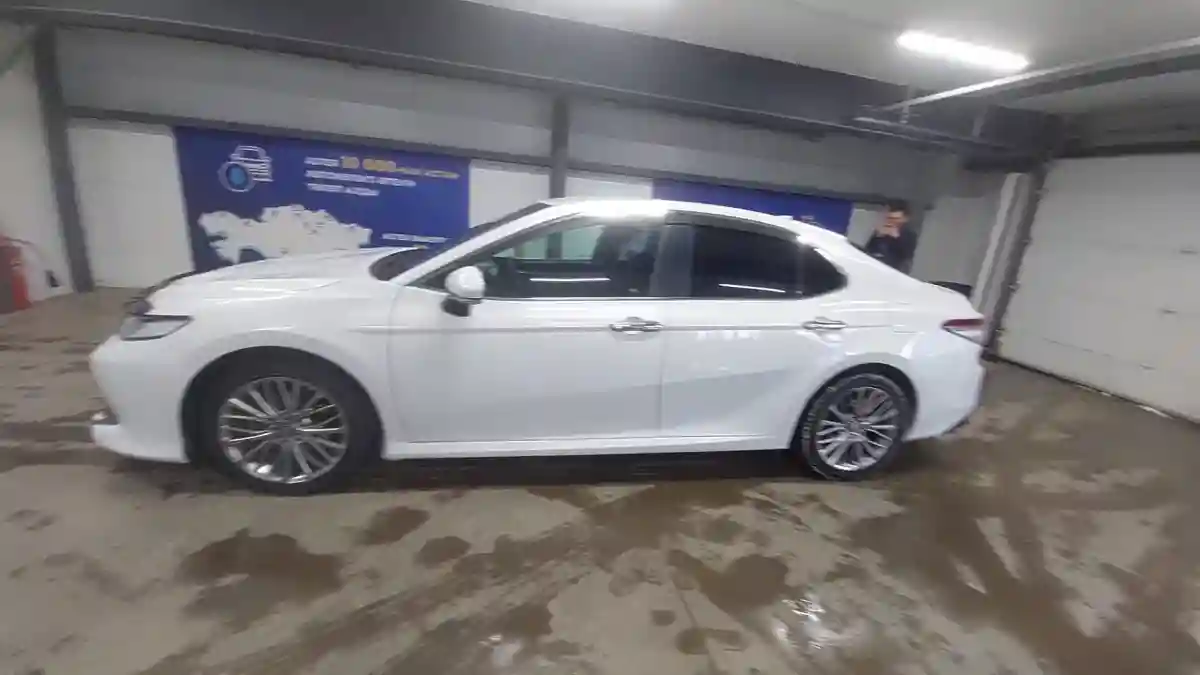 Toyota Camry 2018 года за 11 200 000 тг. в Астана