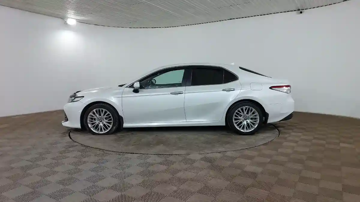 Toyota Camry 2019 года за 13 450 000 тг. в Шымкент