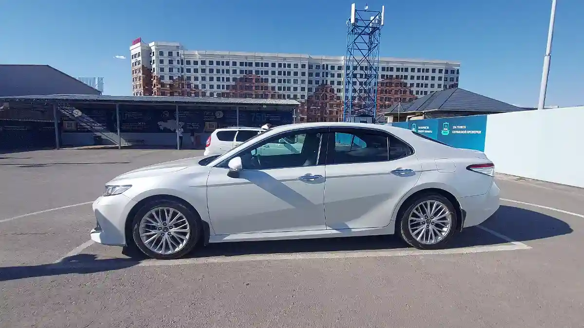 Toyota Camry 2018 года за 13 000 000 тг. в Шымкент