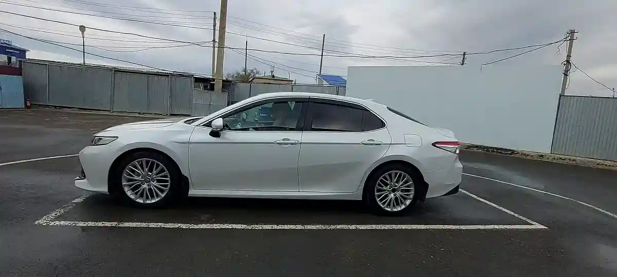 Toyota Camry 2020 года за 17 000 000 тг. в Атырау