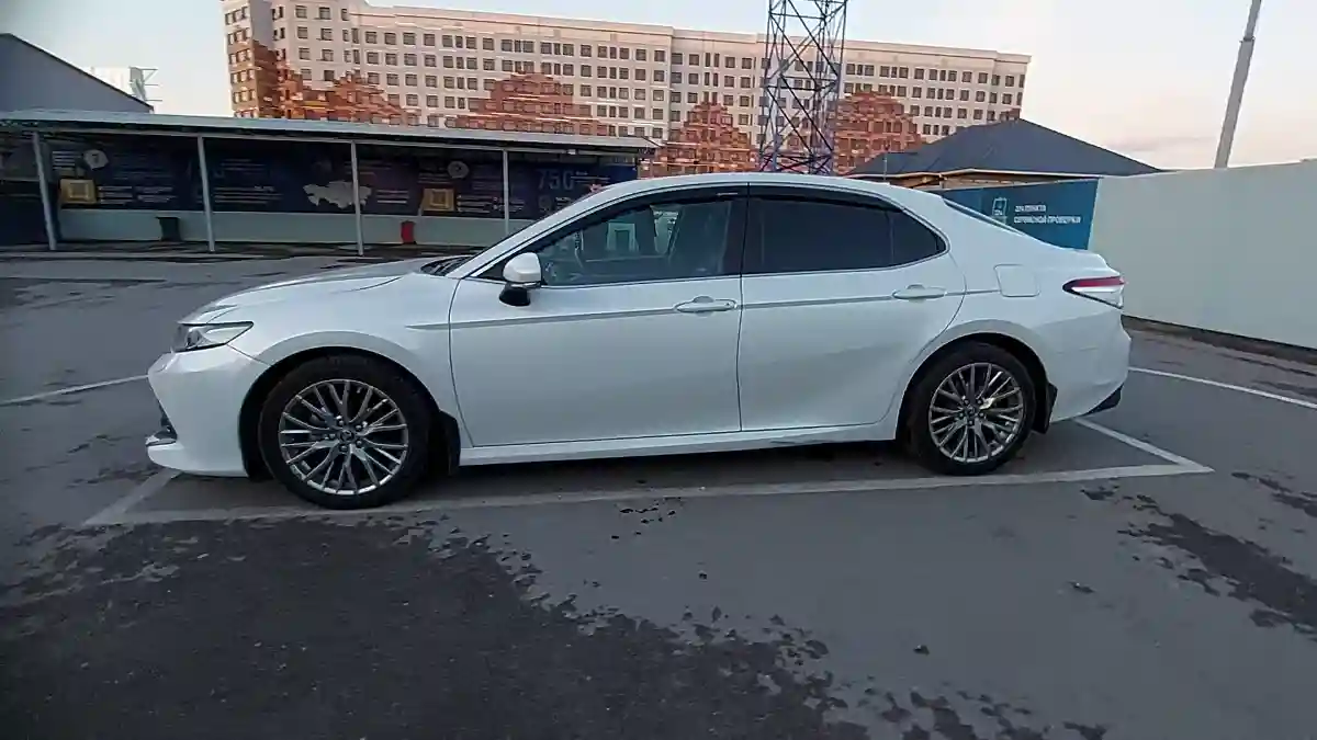 Toyota Camry 2019 года за 14 000 000 тг. в Шымкент