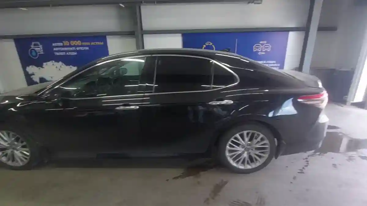 Toyota Camry 2018 года за 12 800 000 тг. в Астана