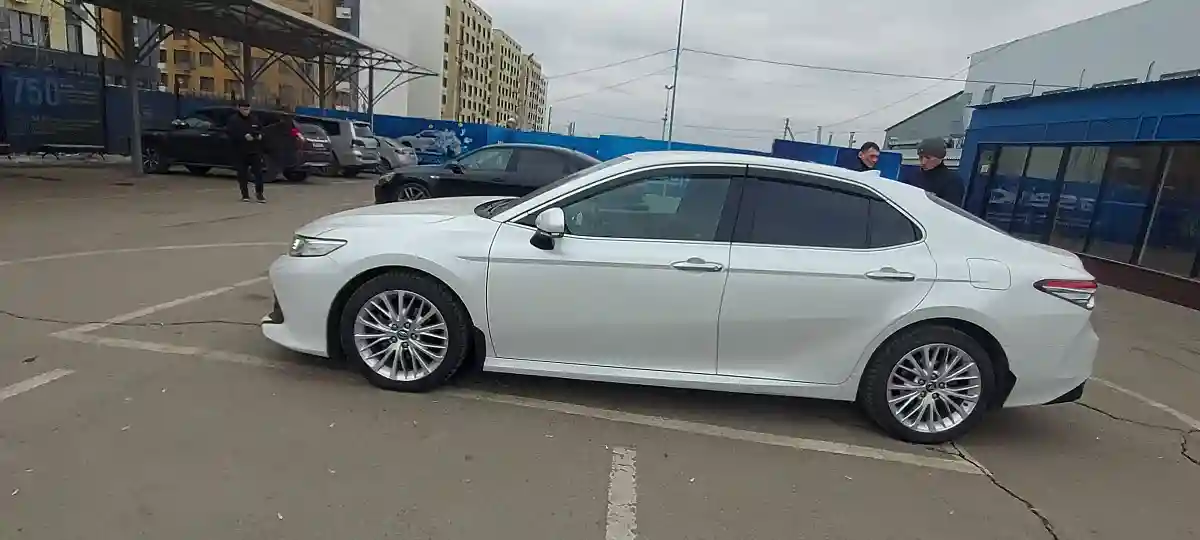 Toyota Camry 2019 года за 15 000 000 тг. в Алматы