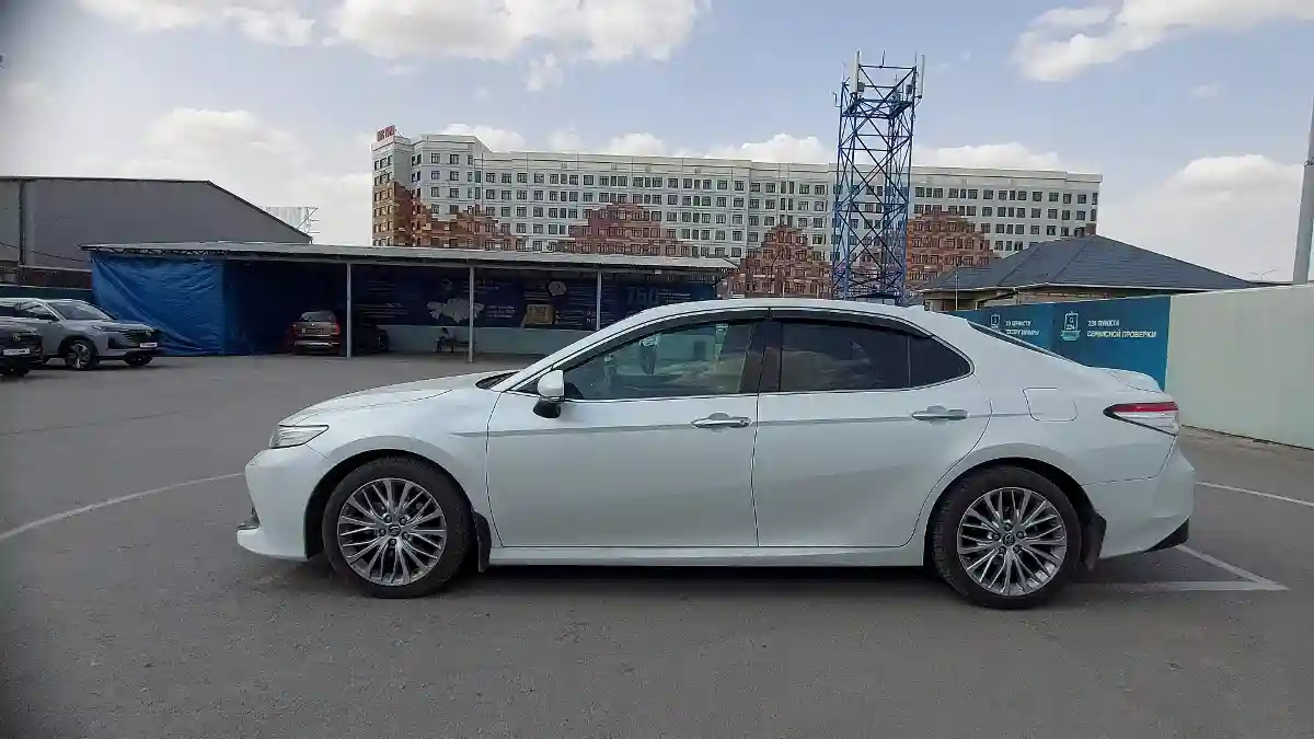 Toyota Camry 2018 года за 14 000 000 тг. в Шымкент