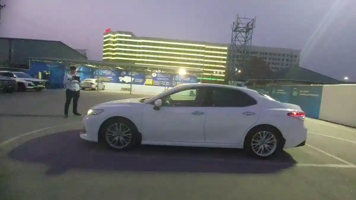 Toyota Camry 2018 года за 13 800 000 тг. в Шымкент