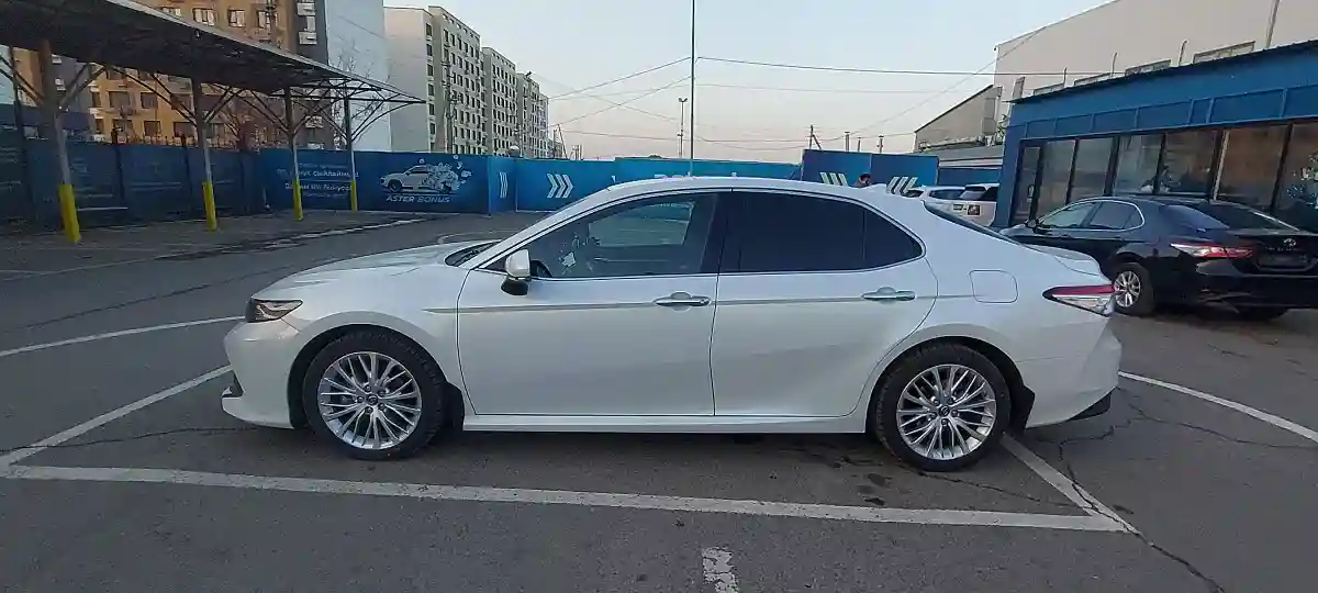 Toyota Camry 2018 года за 15 700 000 тг. в Алматы
