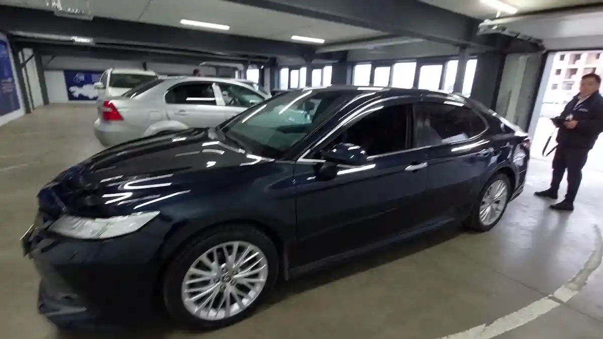 Toyota Camry 2019 года за 13 500 000 тг. в Астана