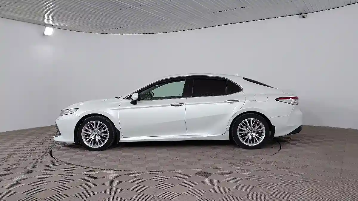Toyota Camry 2018 года за 13 350 000 тг. в Шымкент